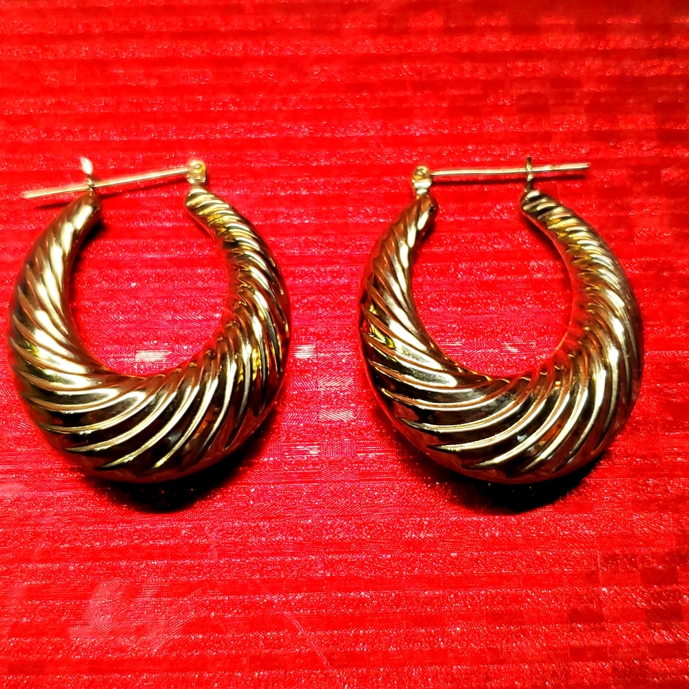 14k yellow gold hoop earrings, 6 grams... Never worn...